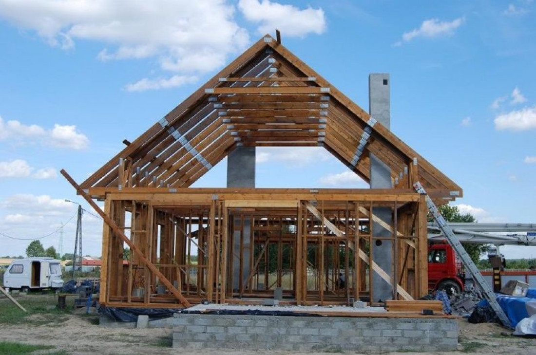 Dlaczego warto wybudować prefabrykowany drewniany dom w szkielecie?
