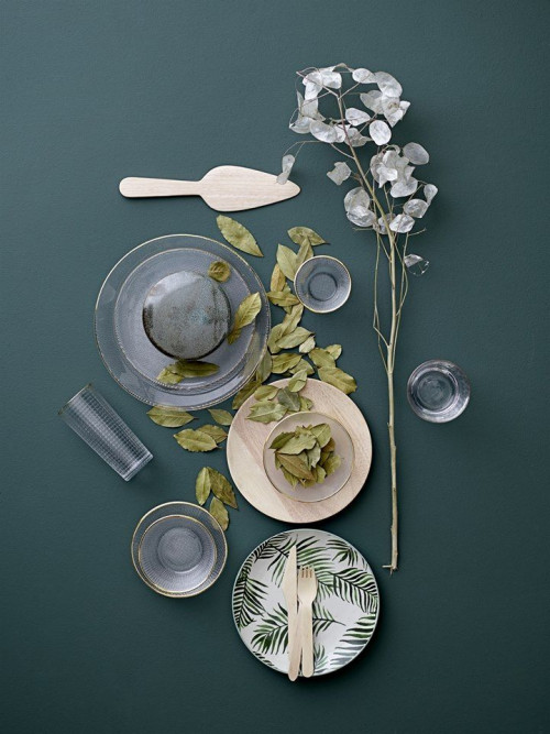 Komplety sztućców, kamionkowe kubki, talerze i półmiski, a także pięknie wykonane filiżanki - to wszystko znajdziemy w kuchennej ofercie Bloomingville