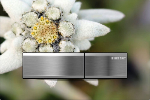 Przycisk Geberit Sigma50, który można wypełnić własnym materiałem, osiągając niepowtarzalny efekt