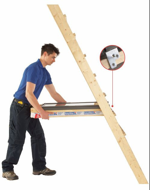 Ustaw okno w przygotowanym otworze dachowym za pomocą kątowników Flick- Fit