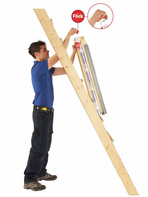 Przełóż okno przez otwór w dachu i ustaw górne kątowniki w pozycji odpowiadającej zastosowanemu pokryciu dachowemu