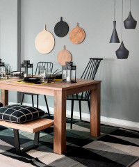 Drewniane deski na ścianie podkreślą charakter pomieszczenia, a czarne latarenki pozwolą wykreować przytulny klimat