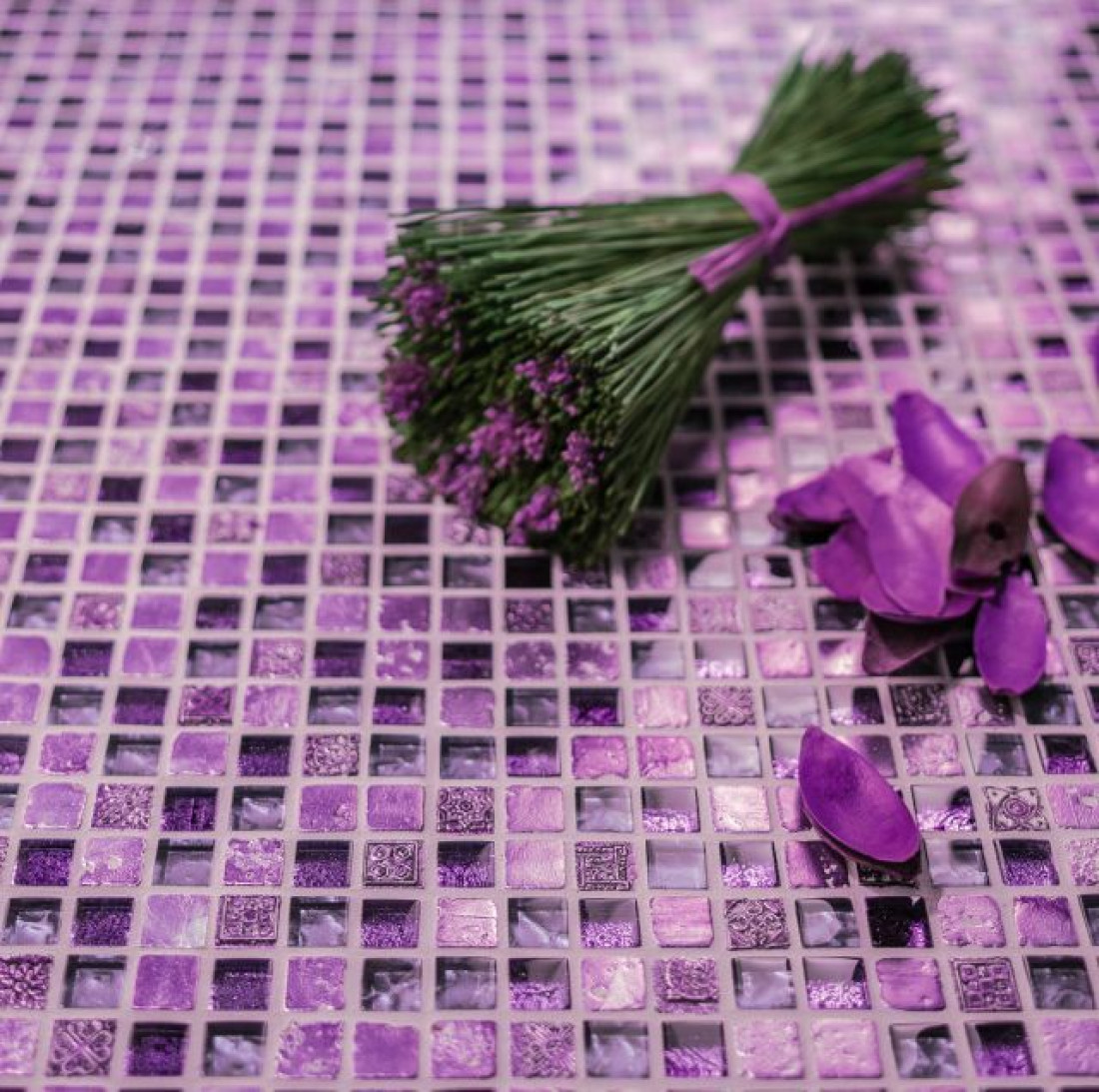 Ultra Violet - kolor roku Pantone. Jak połączyć go z fugą i płytkami ceramicznymi?