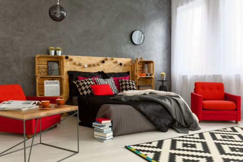 Aranżacja sypialni z betonową ścianą
