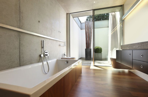 Imitacja betonu na ścianie w łazience