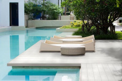  Aranżując w ogrodzie wymarzony basen, należy dobrze przemyśleć, z jakiego materiału wykonamy powierzchnię wokół niego