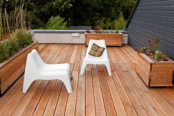 Oczywiście każdy taras wymaga oczyszczenia z piasku, błota i innych zabrudzeń