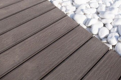 Deska kompozytowa jest wyprodukowana z pyłu drzewnego połączonego z tworzywem sztucznym