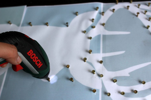 Po wyschnięciu farby, kładziemy na desce szablon renifera