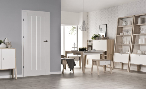 Drzwi przylgowe mają widoczne na zewnątrz zawiasy, a skrzydło opiera się na ościeżnicy