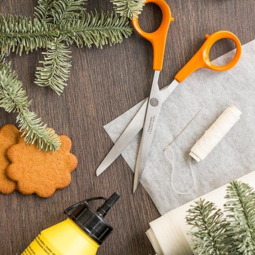 Tradycyjne papierowe płatki śniegu można wykorzystać na wiele sposobów, nie tylko do dekoracji okna