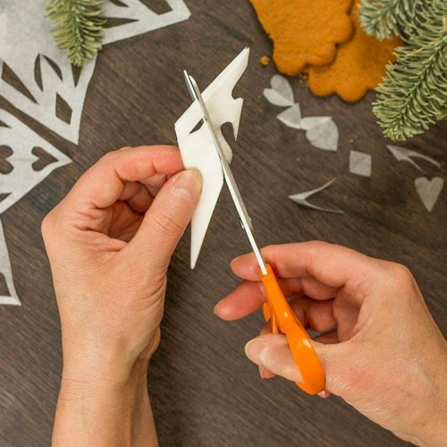 Zacznij od przygotowania stosu papierowych płatków śniegu, średnio po 30-40 płatków na jedną śnieżkę