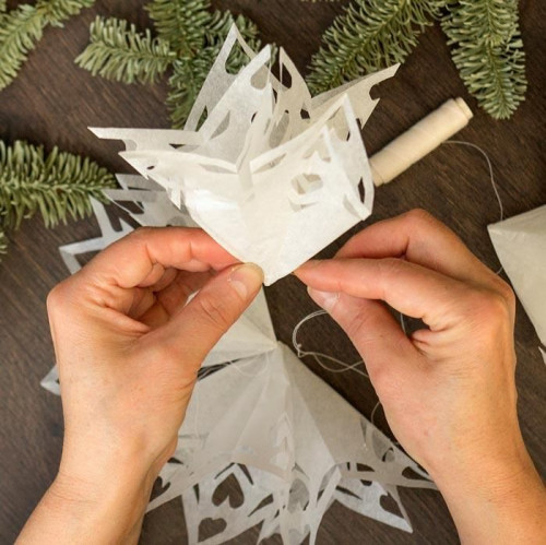 Rozłóż wycięte płatki i uformuj z nich rozetki w kształcie lejka