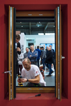 Nowoczesną markizę, wraz z wieloma innymi rozwiązaniami oferowanymi przez FAKRO, można było również oglądać na osobnym stoisku firmy