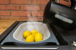 Jest z tworzywa całkowicie odpornego na przywieranie i wchłanianie zapachów potraw