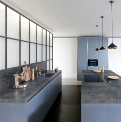 Matowe laminaty Pfleiderer w nowoczesnej kuchni