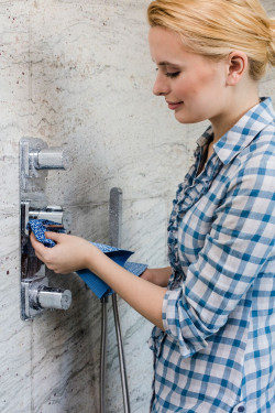 Ściereczka z mikrofibry jest idealna do czyszczenia delikatych powierzchni w łazience