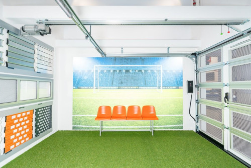 Jedno pomieszczenie został zaaranżowane na wzór stadionu piłkarskiego