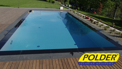 Basen w ogrodzie