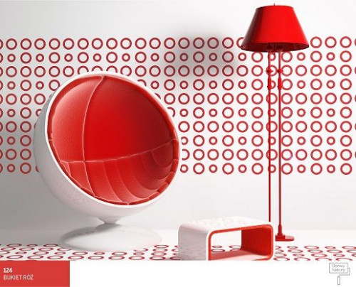 Biała ściana z elementami dekoracyjnymi wykonanymi farbą Bukiet Róż marki Śnieżka