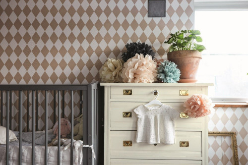 Komoda pomalowana emalią w odcieniu Panna Cotta