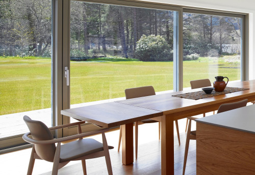 Duże przeszklenia w salonie