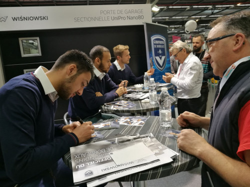 Drużyna FC Girondins de Bordeaux na stoisku marki WIŚNIOWSKI