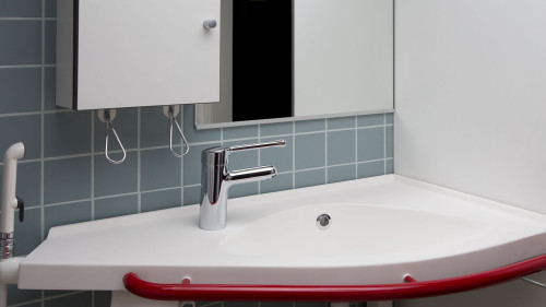 Umywalka z poręczą dla niepełnosprawnych