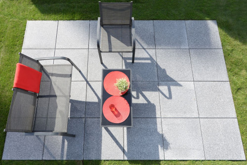 Szare wielkoformatowe płyty w ogrodzie