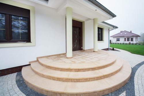 Schody betonowe przed domem
