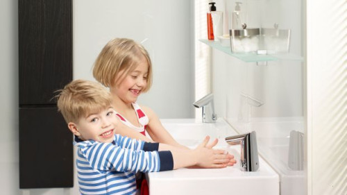 Dzieci używające baterii bezdotykowych