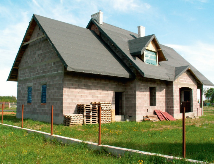 Budynek wzniesiony z keramzytobetonu