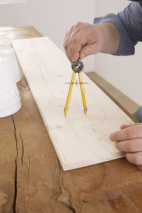 Zaznaczenie cyrklem otworów na doniczki