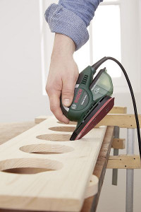 Wygładzenie krawędzi za pomocą szlifierki uniwersalnej PSM Primo firmy Bosch