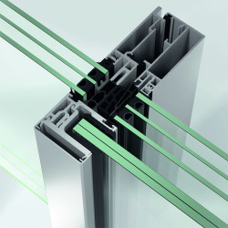 Przekrój przez słup fasadowy z ukrytym skrzydłem i balustradą o łącznej szerokości 60 mm 