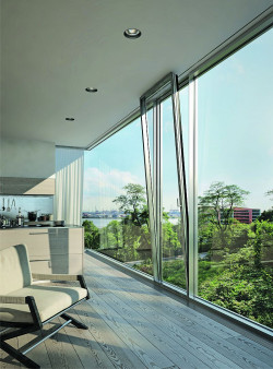 System FWS 60 CV zintegrowany z oknami rozwierno-uchylnymi o imponujących rozmiarach