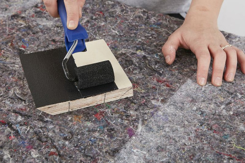 Malowanie elementów drewnianych na macie filcowej