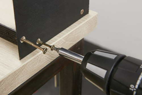 Skręcanie elementów skrzynki na rośliny