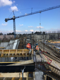 Wykonanie skomplikowanej geometrii ram nośnych trybuny nie byłoby możliwe bez innowacyjnych rozwiązań 