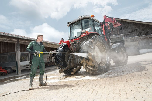 Czyszczenie traktora za pomocą myjki ciśnieniowej Kärcher