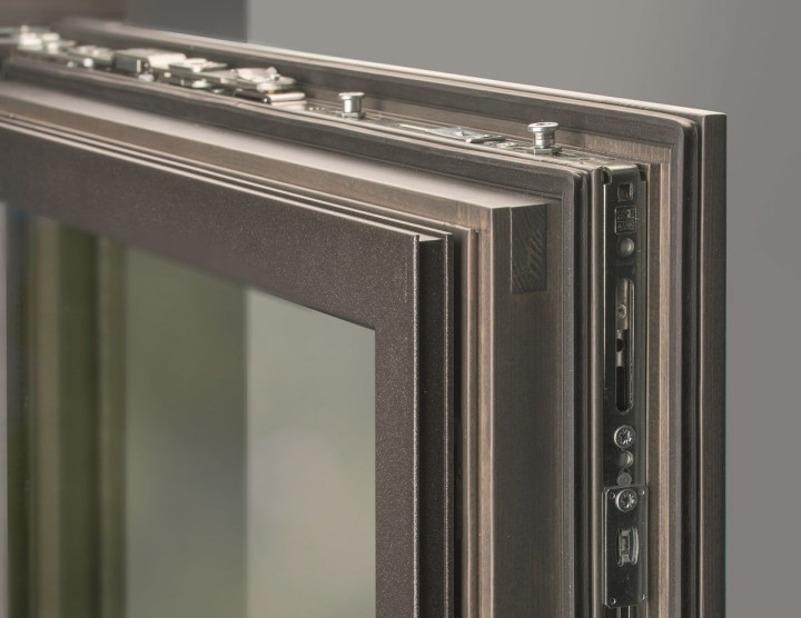 Okucia obwodowe po zamknięciu skrzydła dociskają je równomiernie do ościeżnicy, co gwarantuje szczelność i zapobiega odkształceniom profilu. (fot. Fakro)