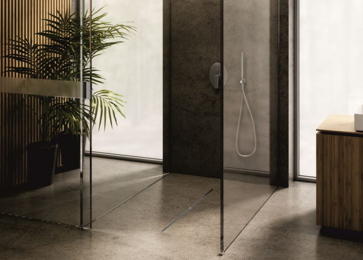 Ciekawym rozwiązaniem łazienkowego odpływu liniowego są wąskie listwy szczelinowe (fot. Schedpol)