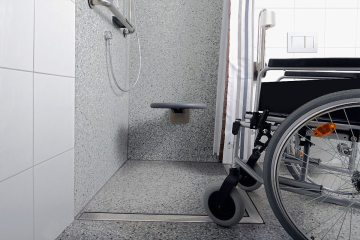Prysznic bez brodzika jest przyjazny osobom o mniejszej sprawności ruchowej. Posadzka pozbawiona progów i innych barier architektonicznych zapewnia wygodę kąpieli. (fot. Tece)