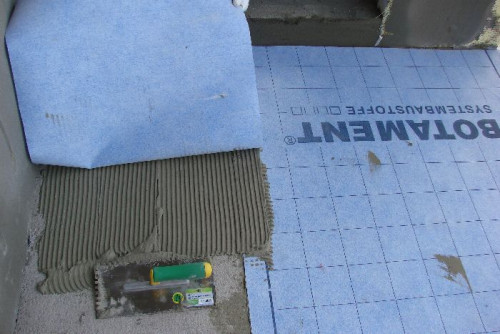 Przyklejanie maty uszczelniająco - kompensującej za pomocą elastycznej zaprawy klejowej BOTAMENT M 21