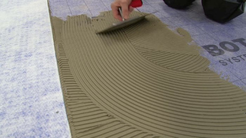 Nakładanie rozpływnej zaprawy klejowej Botament M 29 lub Botament M 29 HP