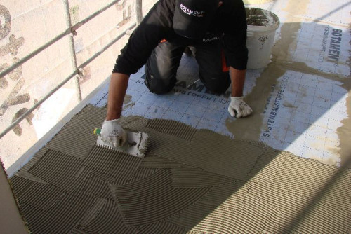 Przyklejanie płytek na tarasie