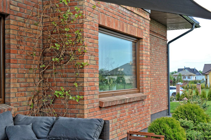 Cegła klinkierowa jako wykończenie ściany trójwarstwowej to najtrwalsze z omawianych w tym tekście rozwiązań. (fot. Vandersanden)
