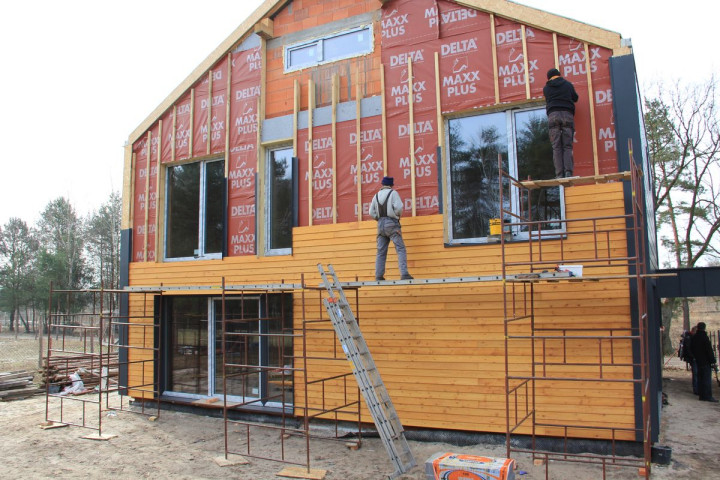 W metodzie lekkiej suchej drewnianą oblicówkę mocuje się do rusztu, który podtrzymuje także ocieplenie. (fot. J. Werner)