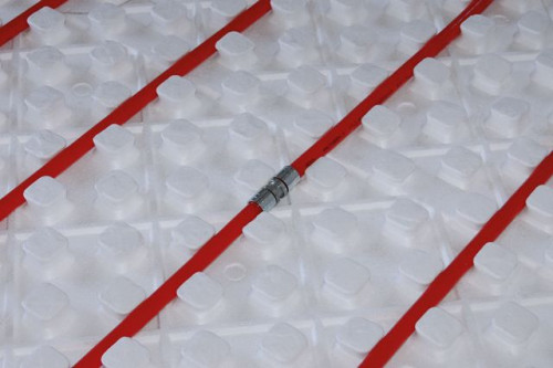 Rury grzewcze należy układać na specjalnych płytach termoizolacyjnych, które ograniczają  straty ciepła do przegród konstrukcyjnych lub gruntu