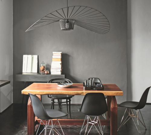 Połączenie szarości i czerni w jadalni